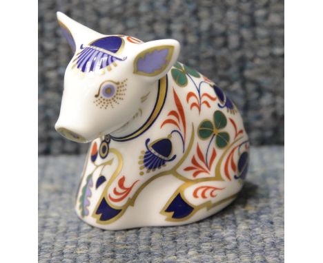 Royal Crown Derby Sitting Piglet with gold stopper. P&P Group 1 (£14+ VAT for the first lot and £1+VAT for subsequent lots)Co