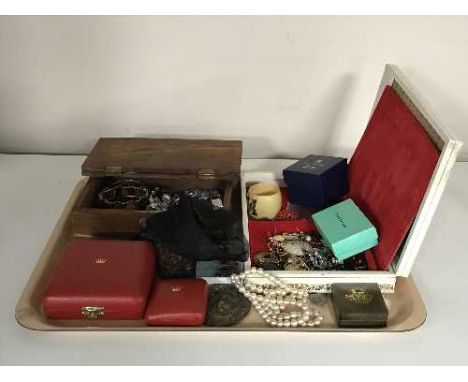 A tray of various costume jewellery