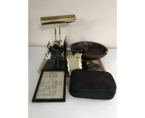 A tray of banker's desk lamp, wooden fruit bowl, elephant book ends, Art Deco brass photo frame, boules etc 