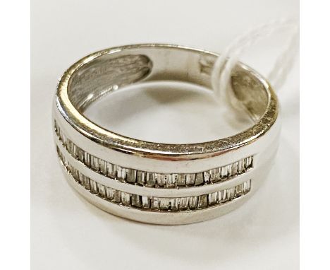 18CT WHITE GOLD TESTED RING WITH DIAMONDS - SIZE M - 4.2 GRAMS