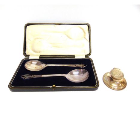 A CASED PAIR OF SILVER SERVING SPOONS H. Wilkinson Limited, Sheffield 1925, with pierced finials, 20cm long, 111g (3.5 troy o