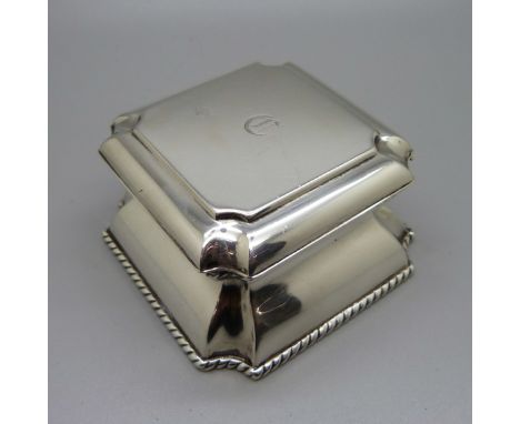 A silver inkwell, Mappin &amp; Webb, London 1925, silver content 202g, total weight 345g, glass cracked 