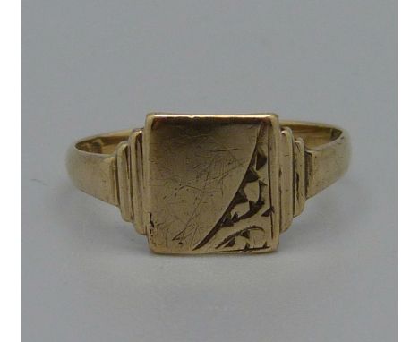 A 9ct gold signet ring, 1.3g, L 