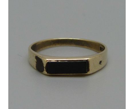 A 9ct gold and onyx ring, 1.3g, J 