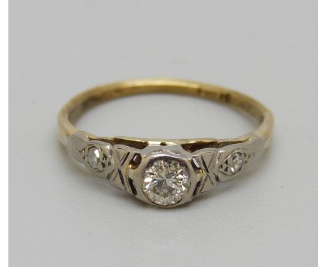 An 18ct gold three stone diamond ring, 1.7g, J 