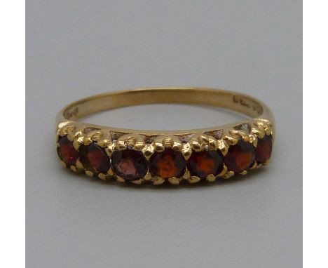 A 9ct gold, seven stone garnet ring, 2g, T 