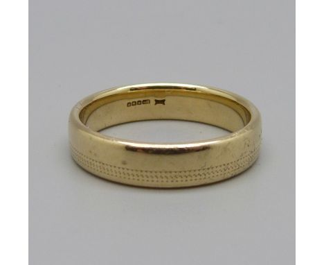 A 9ct gold wedding ring, 5.8g, U½ 