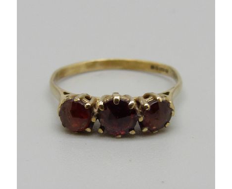 A 9ct gold and garnet ring, 1.6g, L 