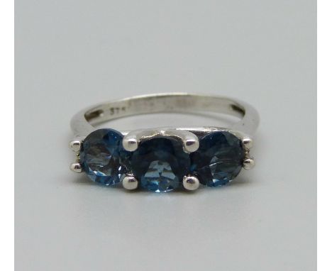 A 9ct white gold and topaz ring, 4.2g, Q 