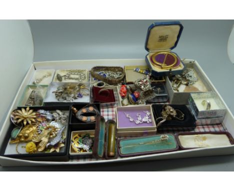 Vintage jewellery including brooches, a 9ct gold and silver ring, silver rings, a silver bracelet, etc. 