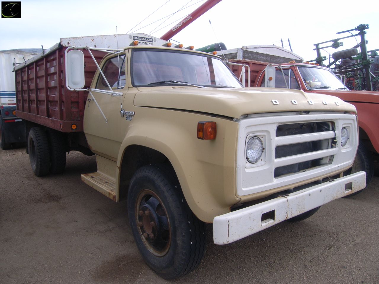 1975 DODGE 600 GRAIN TRUCK SN#D61FG5J007007 14 FT BOX & HOIST