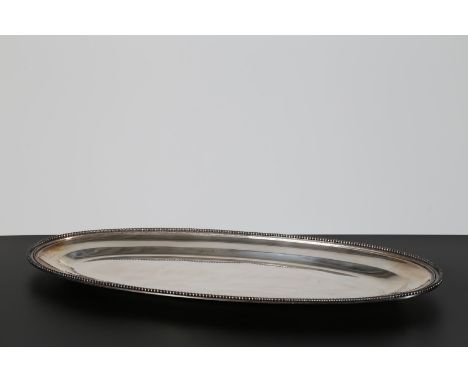 MANIFATTURA ITALIANA DEGLI INIZI DEL XX SECOLO  Piatto ovale. Argento. Cm 60,00 x 3,00 x 30,00. Al fondo incisione R. Miracol
