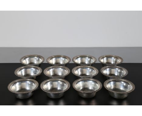 MANIFATTURA ITALIANA DEGLI INIZI DEL XX SECOLO  Lotto composto da n.12 coppette. Argento. Cm 13,50 x 5,00. Al retro incisione