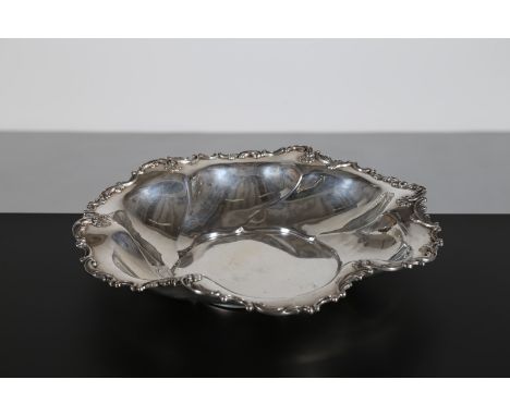 MANIFATTURA ITALIANA DEGLI INIZI DEL XX SECOLO  Portafrutta sagomato e cesellato. Argento. Cm 38,00 x 5,00. Sul bordo inferio