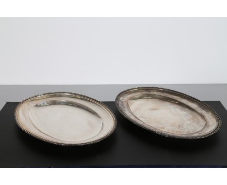 MANIFATTURA ITALIANA DEGLI INIZI DEL XX SECOLO  Coppia di piatti ovali. Argento. Cm 50,00 x 2,50 x 37,00. Al fondo R. Miracol