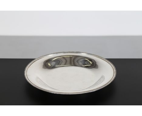 MANIFATTURA ITALIANA DEGLI INIZI DEL XX SECOLO  Piatto tondo. Argento. Cm 33,00 x 3,50. Sul bordo inferiore incisione R. Mira