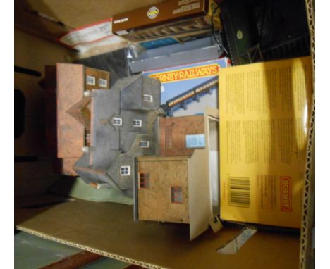 A quantity of model railway items including Bachmann N gauge Prarie Flyer set in box, Hornby GWR passenger set box, assorted 