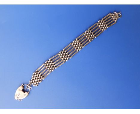 A 9ct gate link bracelet.