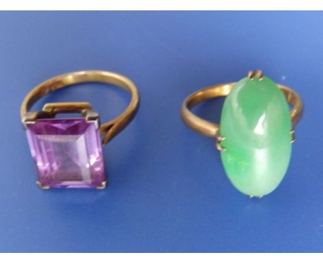 A synthetic colour change corundum ring and a Chinese jade coloured ring. (2)