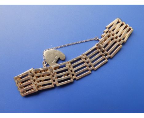 A 9ct gold gate link bracelet.