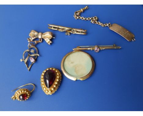 Three gold brooches and four other items. (7)