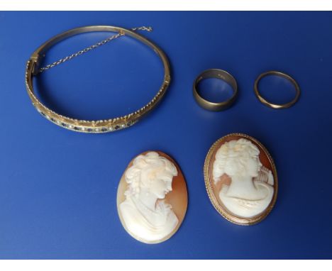 A 9ct gold cameo brooch an unmounted cameo, two gold bands and a 9ct bangle set with pearls. (5)