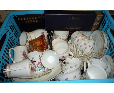 Box of decorative tea ware, Royal Worcester Evesham Gold cake slice (boxed) etc