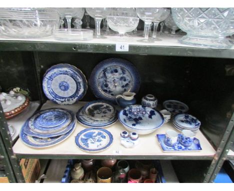 A mixed lot of blue and white china ware, one shelf.