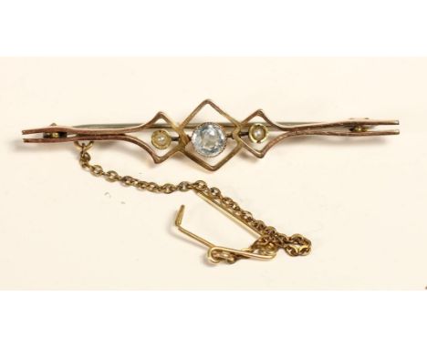 An Edwardian 9ct rose gold aquamarine and pearl bar brooch, 2.5gm, case 