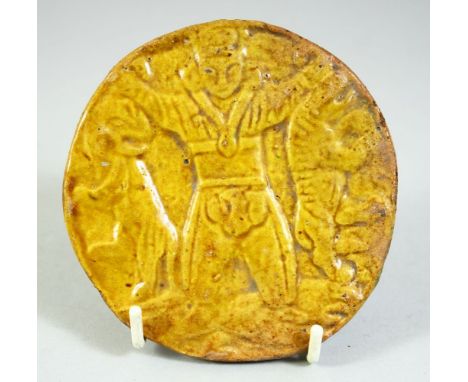 AN EARLY ISLAMIC SMALL GLAZED CIRCULAR TILE / PLAQUE, 10cm diameter.