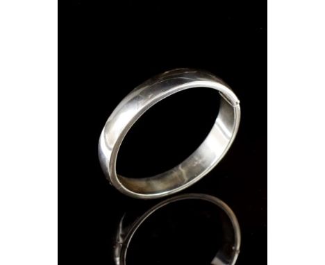 Silver hinged bangle marked 925, with a box clasp. Approx width 13.5mm, 4mm gauge D end form hollow metal, weight 26.4 grams