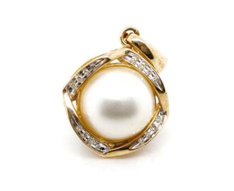 Mabe pearl and 9ct yellow gold enhancer marked 375. Approx weight 4.4 grams, length 34mm inc the bail