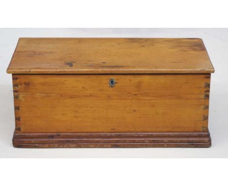 Rustic pine trunk with dovetail corners, 86cm x 46cm, 37cm high