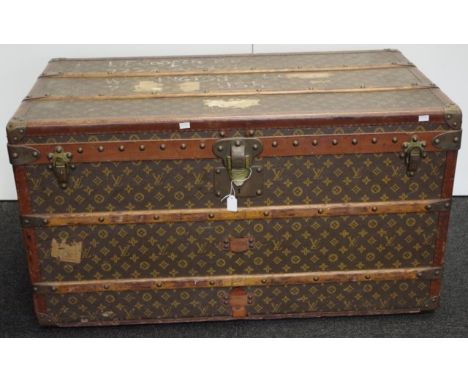 Vintage Louis Vuitton ship's trunk monogram canvas, leather trim, bass corners, central latch with 2 additional latches, Seri