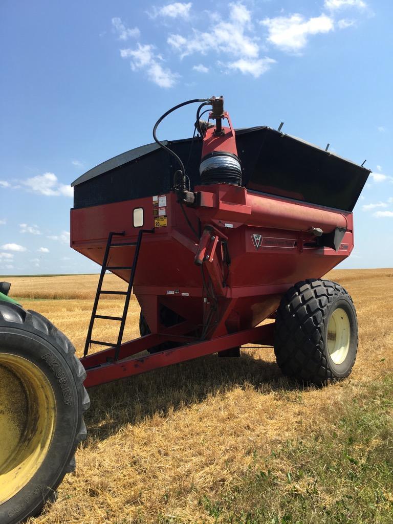 Lot 18 - United Farm Tools 725 Grain Cart with roll tarp,30.5L/