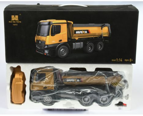 HuiNa - 1/14 scale 1573 Professional R/C Dump Truck with die-cast parts, complete with 2.4G remote controller. Condition - ge