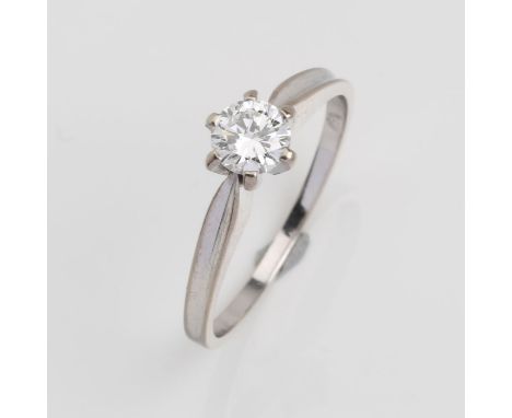 White gold 750, 3.1 g. Classic-elegant solitaire model, set with a diamond of approx. 0.50 ct, H/VS, in classic six-handle ve