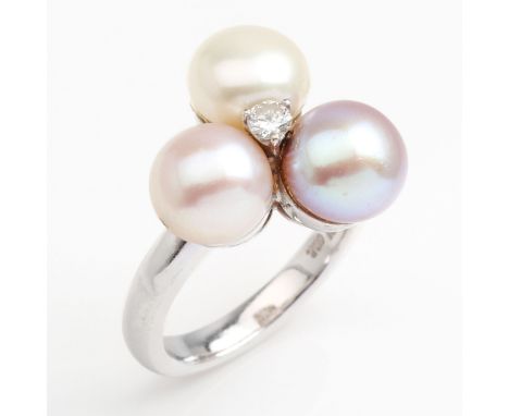 White gold 750, 10.9 g. Attractive, modern ring, the front side set with 3 different coloured cultured pearls of approx. 8.5 