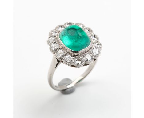 Platinum, 6.1 g. Classically elegant Art Deco ring, the front side set with 1 fine Colombian emerald cabochon of approx. 4.00