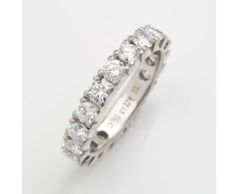 White gold 750, 4.8 g. Classic, precious Alliance ring, set all around with 19 diamonds of a total of 2.28 ct, H/SI. Signed w