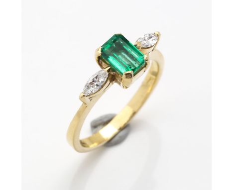 Yellow gold 750, 3.4 g. Decorative, precious ring, set with 1 emerald of approx. 0.70 ct, moderately oiled, flanked by 2 diam