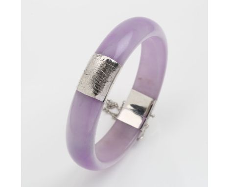 Beautiful, elegant bangle made of noble lavender jade. Ends with engraved 750 white gold mounts. Diameter approx. 6 cm.Schöne
