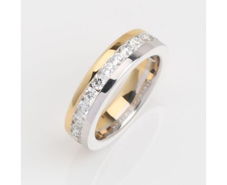 Yellow and white gold 750, 9.0 g. Classic-elegant semi-alliance ring in two different shades of gold, the front side set with