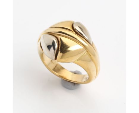 Yellow and white gold 750, 10.8 g. Magnificent, beautifully crafted ring in two different shades of gold. Signed: Bulgari. Ri