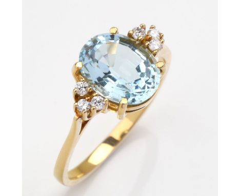 Yellow gold 750, 3.3 g. Classic-elegant ring, the obverse side set with 1 oval aquamarine of approx. 2.50 ct, flanked by 6 di