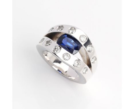 White gold 750, 21.6 g. Modern, double rail band ring with an oval sapphire of approx. 2 ct., flanked on both sides by 24 dia