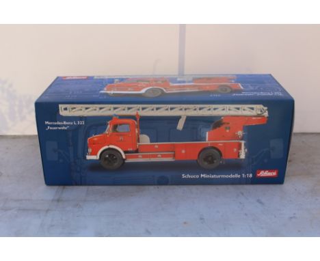 A SCHUCO 1:18 SCALE MERCEDES BENZ L322 MODEL FIRE ENGINE IN RED