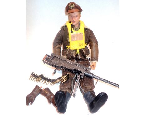 Dragon 1/6 scale action figurine, WWII USAAF bomber crew with machine gun. P&amp;P Group 2 (£18+VAT for the first lot and £2+