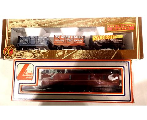 Bachmann 33-033 Yorkshire Coal Traders three wagon set and Lima full parcels, red. P&amp;P Group 1 (£14+VAT for the first lot
