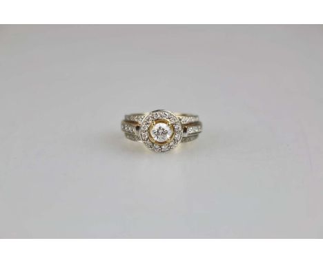 Fabiani Ring mit einem Brillanten und Diamantbesatz, 585er Gold, bicolor, gepunzt, Ringkopf mit erhöht sitzendem Brillanten i